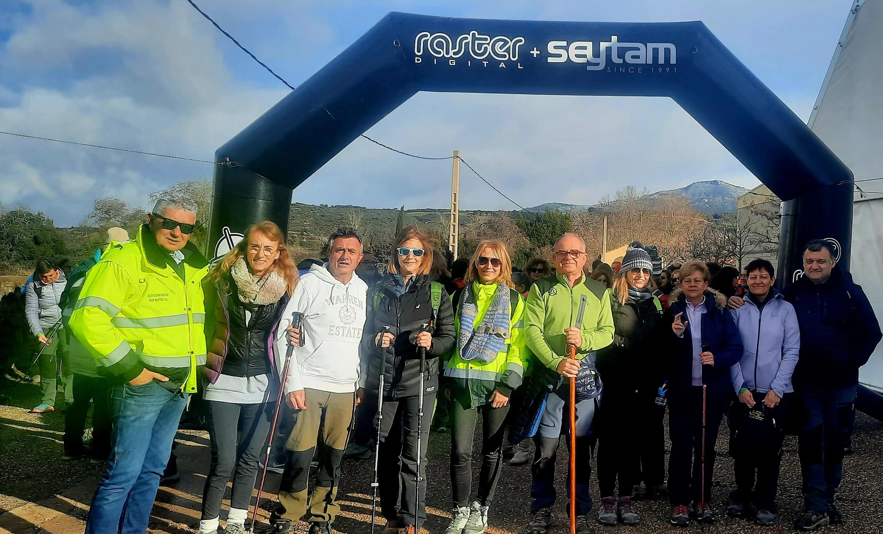 Participantes del Club Deportivo Padelante en una caminata