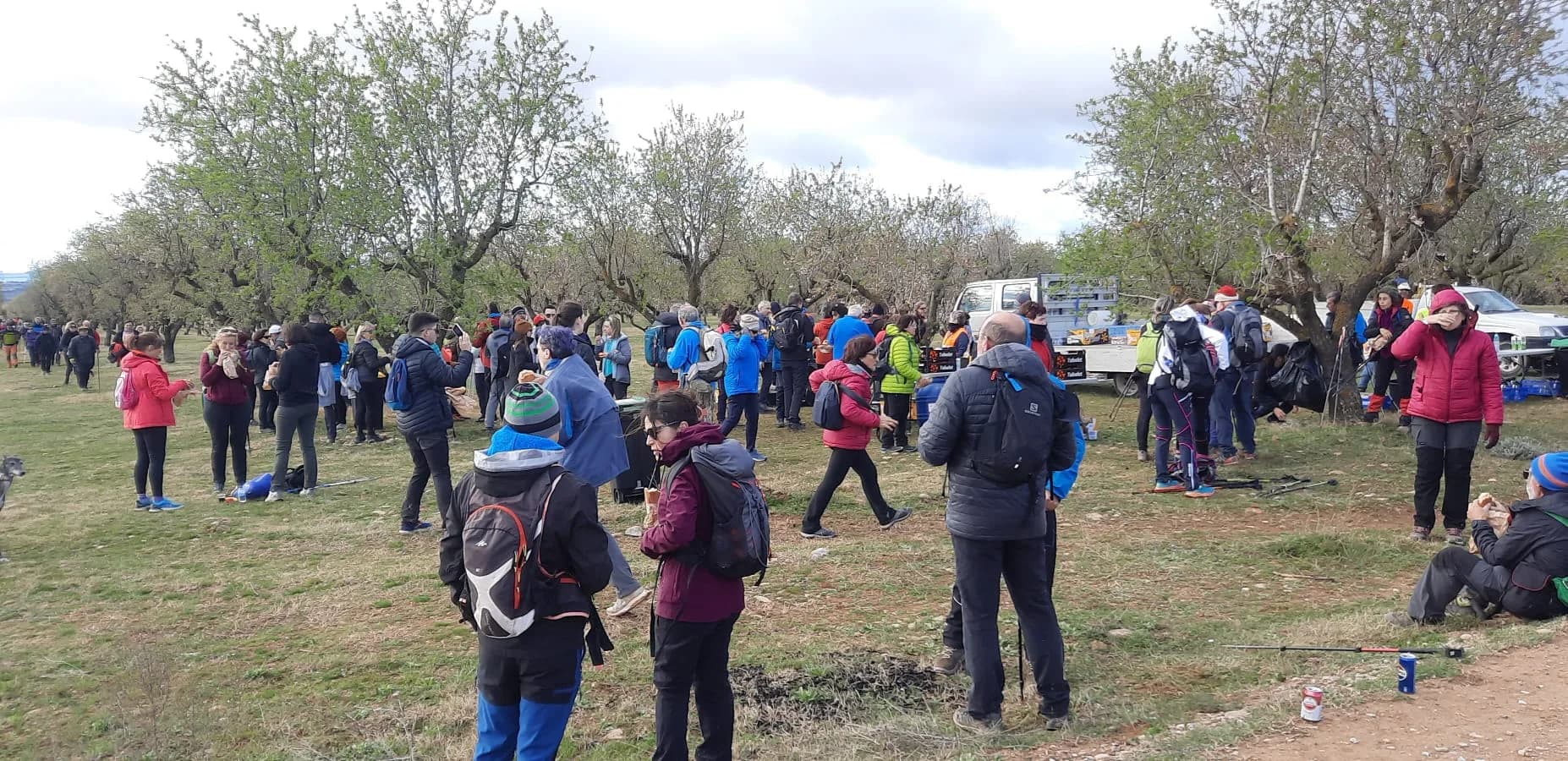 Participantes del Club Deportivo Padelante en una caminata