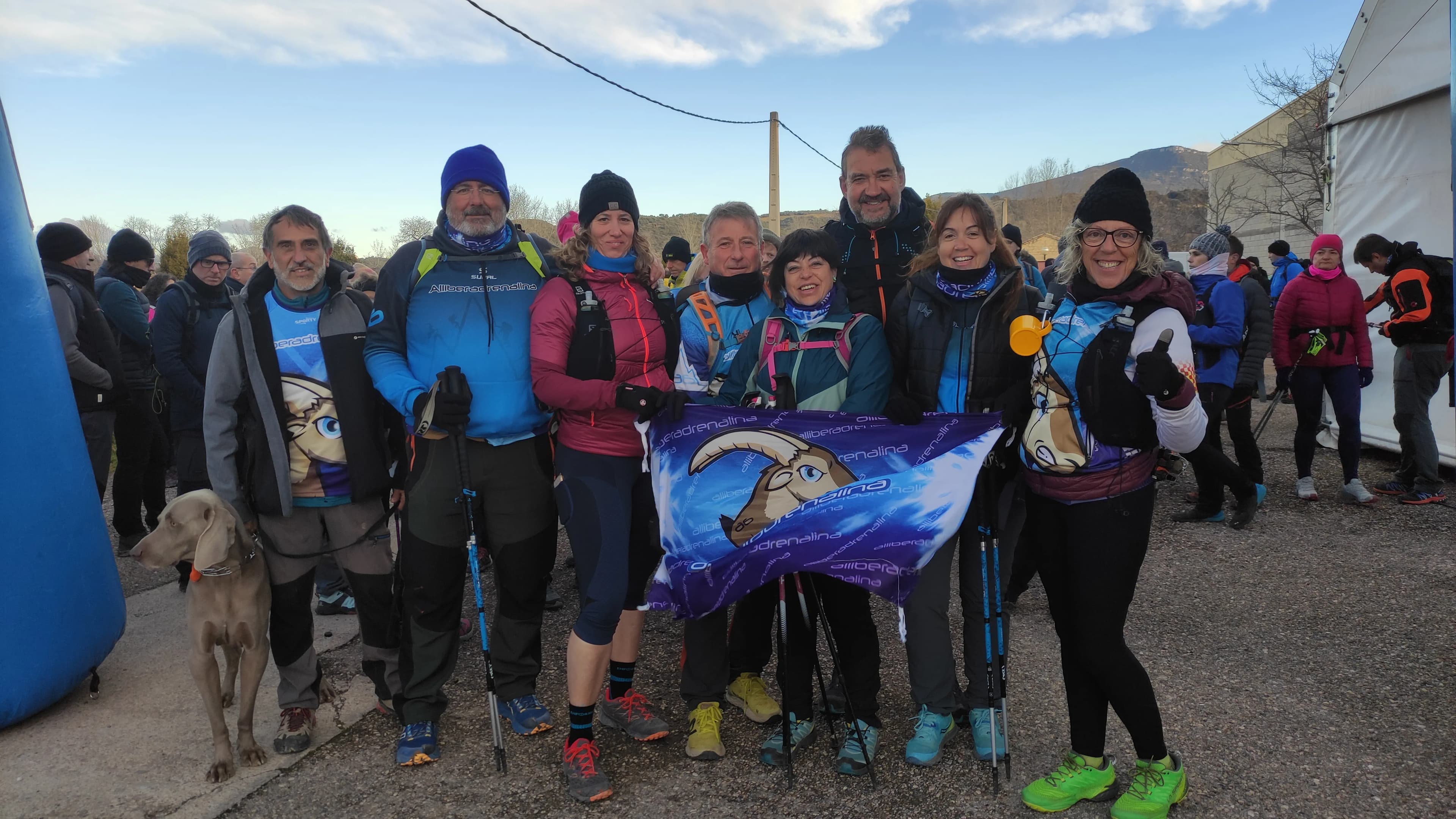Participantes del Club Deportivo Padelante en una caminata