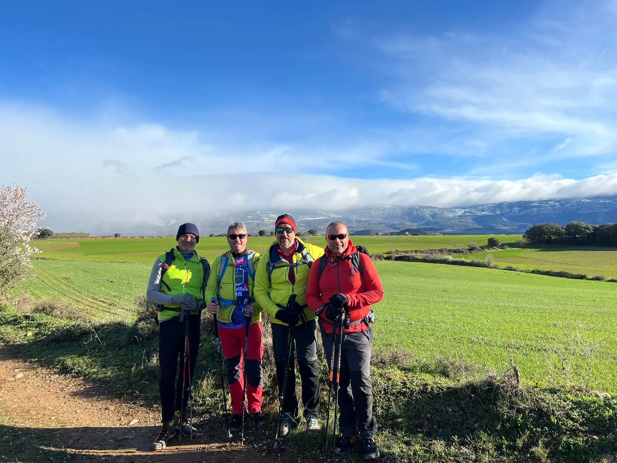 Participantes del Club Deportivo Padelante en una caminata